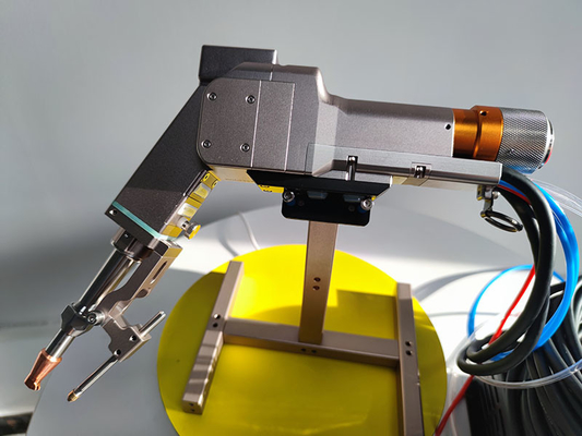 Un buen precio. Cabeza de soldadura por láser de doble motor portátil para el corte por láser de acero de aluminio de 2000W en línea